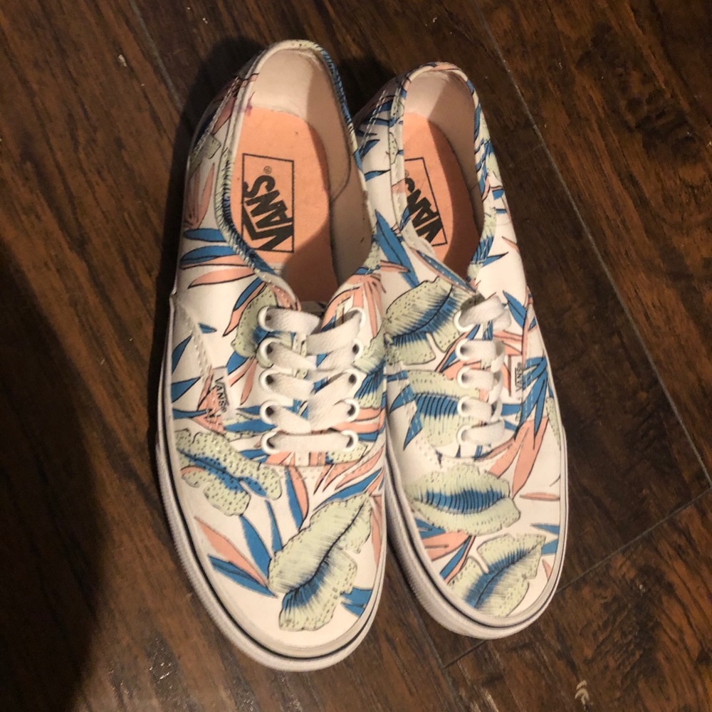 Vans size 7.5 in men and 9.0 in women’s.